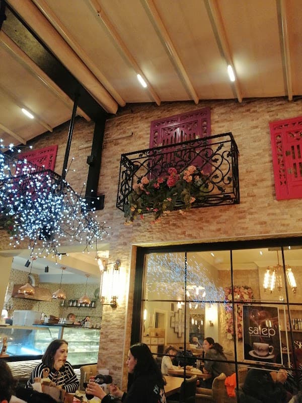 Garniture Cafe Restaurant Patisserie